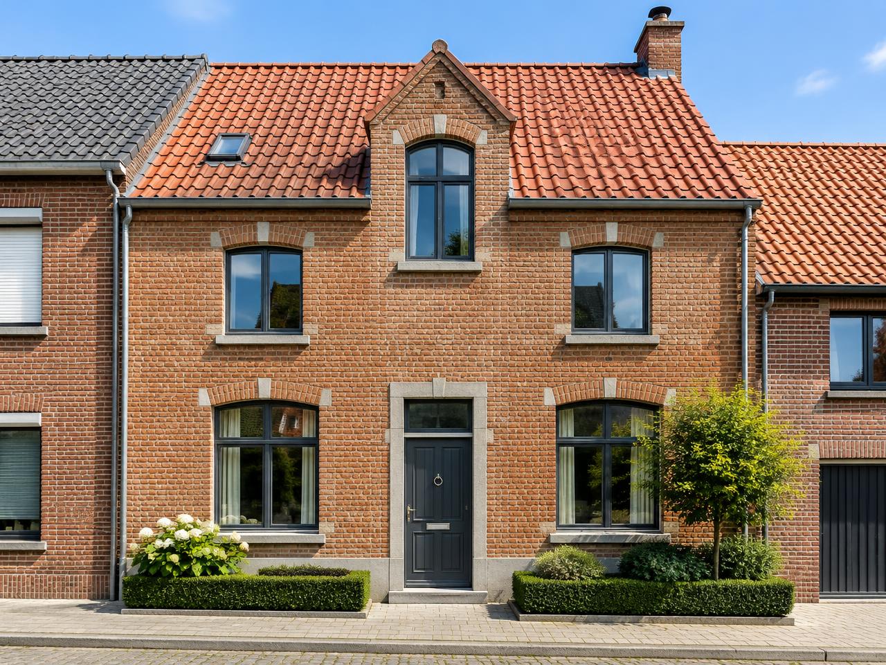 Bakstenen rijwoning met gerenoveerd pannendak